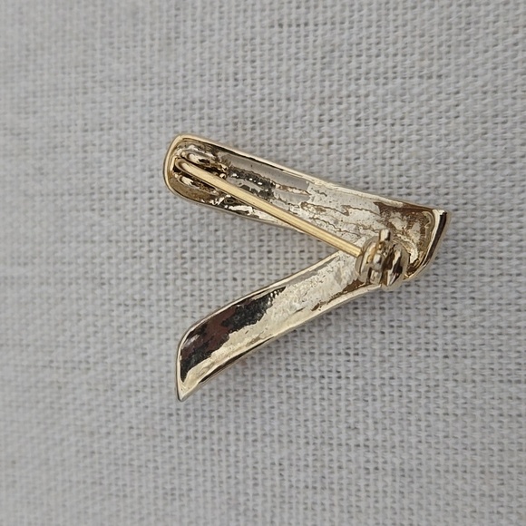 "V" INITIAL RHINESTONE STUDDED BROOCH - Picture 3 of 3